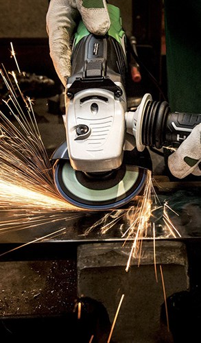 Zdjęcie przedstawiajace szlifowanie stali.