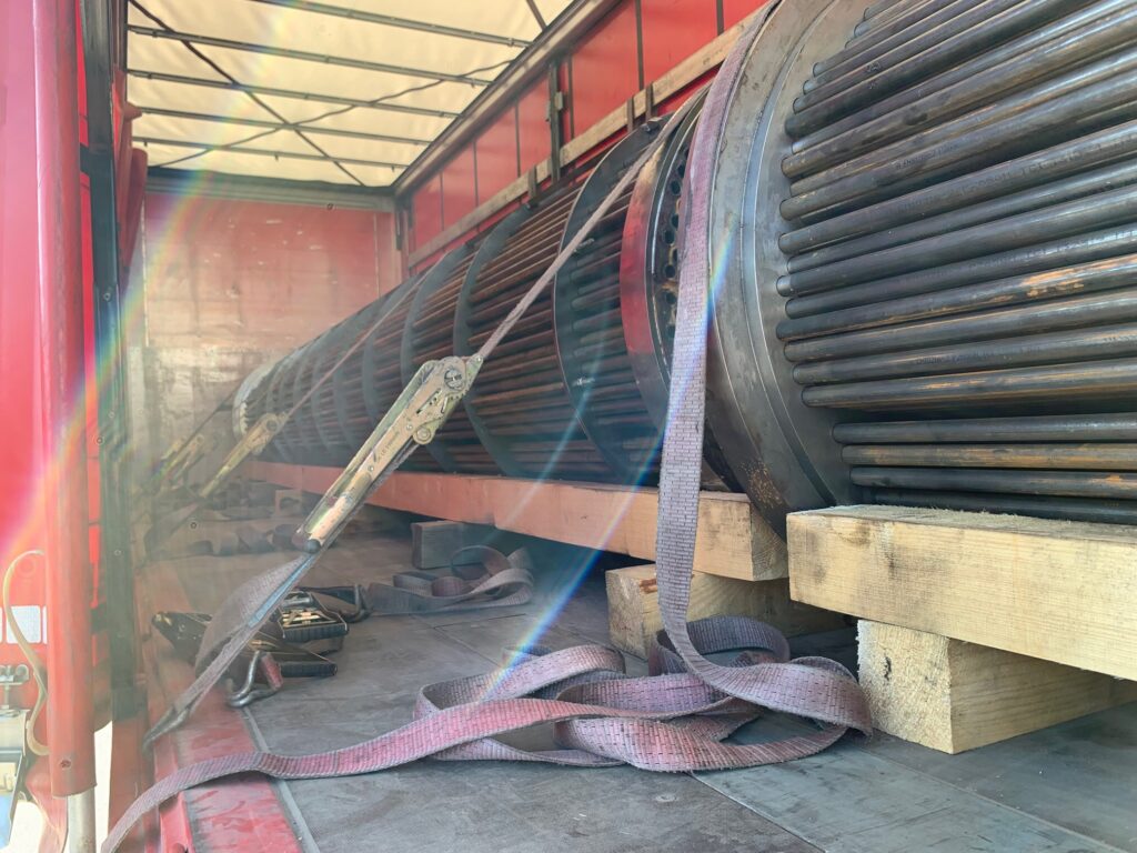 Wymiennik płaszczowo-rurowy na przyczepie samochodu.