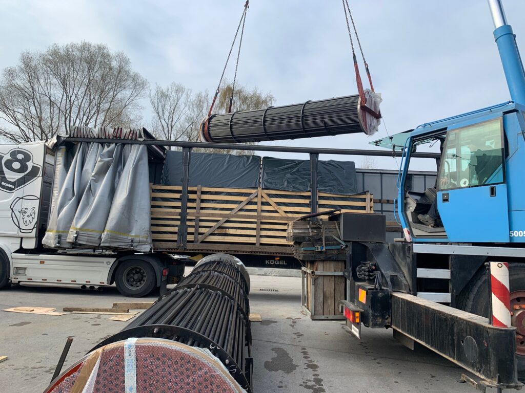 Dźwig podnoszący wymiennik płaszczowo-rurowy.