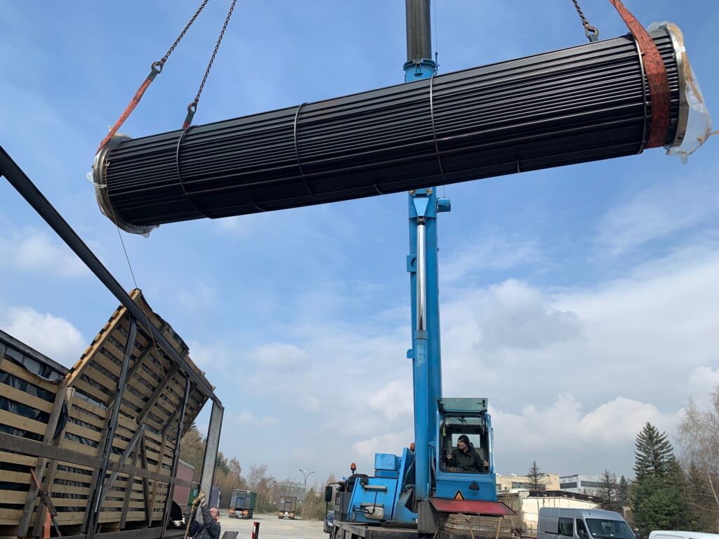 Dźwig podnoszący wymiennik płaszczowo-rurowy.