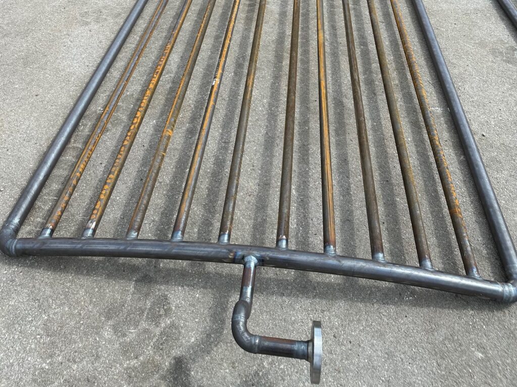 Zdjęcie przedstawiajace wymiennik płaszczowo-rurowy.