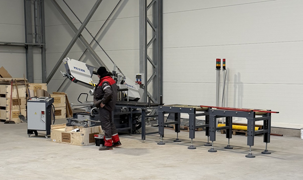 Obraz przedstawia nowo zainstalowana piłę taśmową.