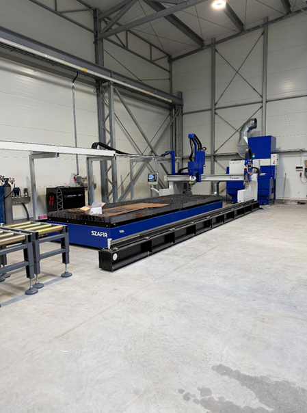 Obraz przedstawia stół do cięcia plazmą.